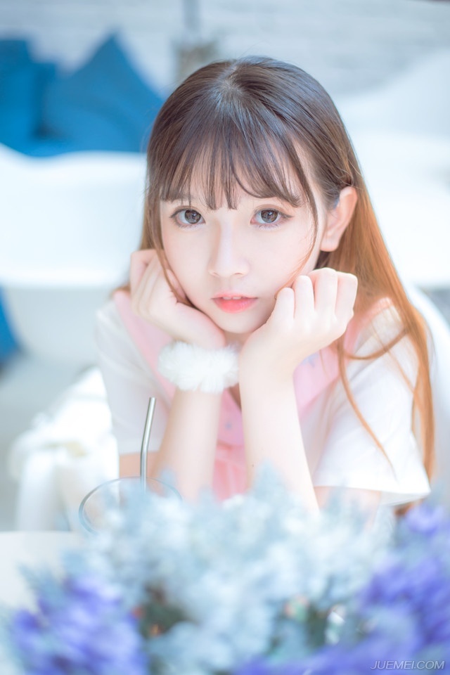 “听从先生调遣！”剩下的蜀将见越来越多的人跪下，盲从加上心中同样对庞统画出来的蓝图吸引，相继跪倒一片，到最后，只剩下刘璝孤零零的站在原地，看着满堂跪在地上的蜀将，面色阴晴不定，跪也不是，不跪也不是。